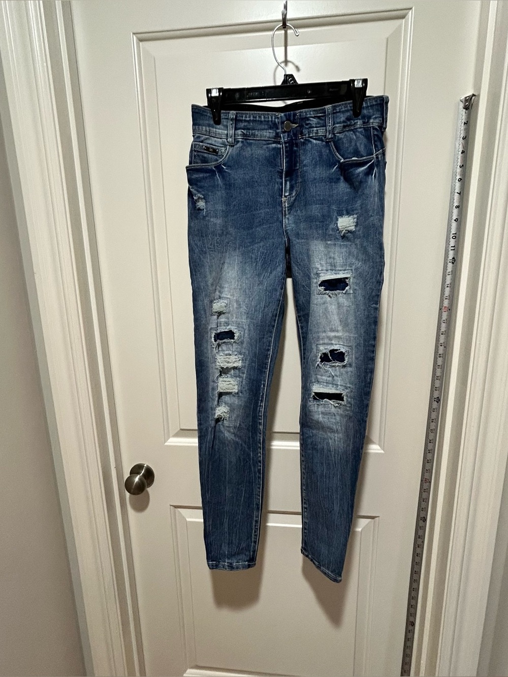 Coco + Carmen women’s size M Distressed Blue Skinny Jeans. Very cute LIKE NEW